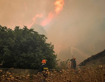 Σε ύφεση η φωτιά στον Φενεό Κορινθίας: Εκκενώθηκαν περιοχές, σπίτια υπέστησαν ζημιές – Δύο συλλήψεις για εμπρησμό από αμέλεια