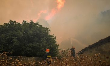 Σε ύφεση η φωτιά στον Φενεό Κορινθίας: Εκκενώθηκαν περιοχές, σπίτια υπέστησαν ζημιές – Δύο συλλήψεις για εμπρησμό από αμέλεια