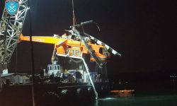 Ολοκληρώθηκε η επιχείρηση ανέλκυσης του πυροσβεστικού ελικοπτέρου που προσθαλασσώθηκε στην Ελευσίνα – Δείτε βίντεο