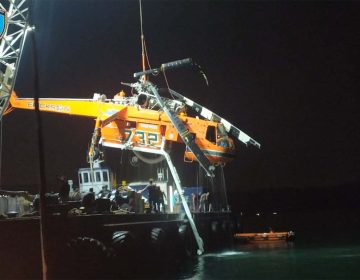 Ολοκληρώθηκε η επιχείρηση ανέλκυσης του πυροσβεστικού ελικοπτέρου που προσθαλασσώθηκε στην Ελευσίνα – Δείτε βίντεο