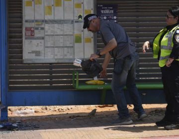 Οκτώ Ισραηλινοί στρατιώτες τραυματίστηκαν όταν αυτοκίνητο έπεσε πάνω στον κόσμο σε στάση λεωφορείου
