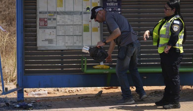Οκτώ Ισραηλινοί στρατιώτες τραυματίστηκαν όταν αυτοκίνητο έπεσε πάνω στον κόσμο σε στάση λεωφορείου