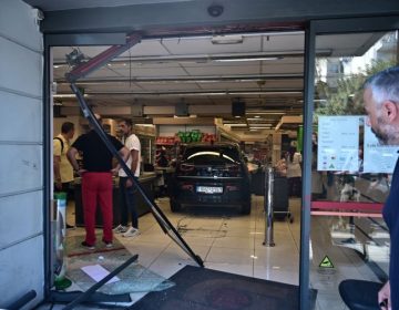 Αυτοκίνητο έπεσε σε σούπερ μάρκετ στη Νίκαια – Τρεις τραυματίες, ανάμεσα τους δύο παιδιά – Δείτε εικόνες