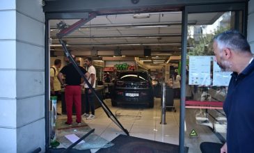 Αυτοκίνητο έπεσε σε σούπερ μάρκετ στη Νίκαια – Τρεις τραυματίες, ανάμεσα τους δύο παιδιά – Δείτε εικόνες