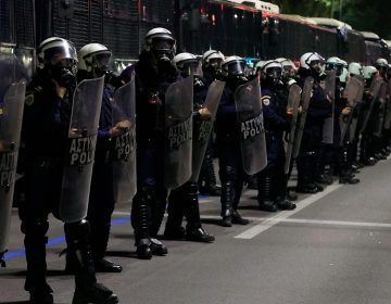Άγνωστοι επιτέθηκαν σε διμοιρία των ΜΑΤ στη Νέα Φιλαδέλφεια