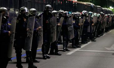 Άγνωστοι επιτέθηκαν σε διμοιρία των ΜΑΤ στη Νέα Φιλαδέλφεια