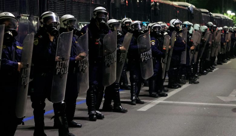 Άγνωστοι επιτέθηκαν σε διμοιρία των ΜΑΤ στη Νέα Φιλαδέλφεια