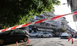 Ισχυρή έκρηξη σε είσοδο πολυκατοικίας στις Συκιές Θεσσαλονίκης με δύο τραυματίες – Τρομοκρατικό χτύπημα «βλέπει» η ΕΛ.ΑΣ.