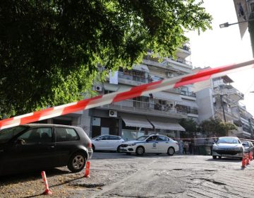Ισχυρή έκρηξη σε είσοδο πολυκατοικίας στις Συκιές Θεσσαλονίκης με δύο τραυματίες – Τρομοκρατικό χτύπημα «βλέπει» η ΕΛ.ΑΣ.