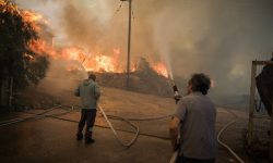 Ανεξέλεγκτη η φωτιά στον Πισσώνα Εύβοιας: Καταστράφηκαν ολοσχερώς δύο πυροσβεστικά οχήματα, τραυματίστηκαν 4 πυροσβέστες