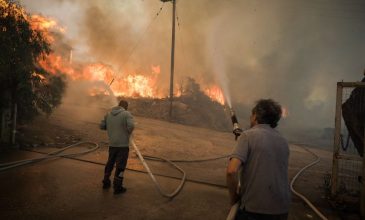 Ανεξέλεγκτη η φωτιά στον Πισσώνα Εύβοιας: Καταστράφηκαν ολοσχερώς δύο πυροσβεστικά οχήματα, τραυματίστηκαν 4 πυροσβέστες
