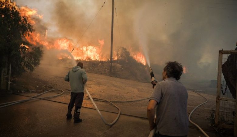 Ανεξέλεγκτη η φωτιά στον Πισσώνα Εύβοιας: Καταστράφηκαν ολοσχερώς δύο πυροσβεστικά οχήματα, τραυματίστηκαν 4 πυροσβέστες
