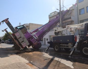Γερανoφόρο όχημα έπεσε σε οικία στο Περιστέρι – Ένας τραυματίας