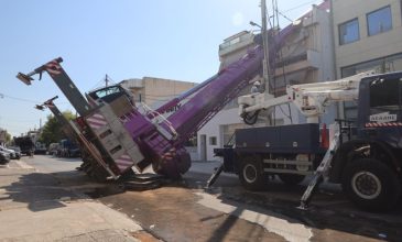 Γερανoφόρο όχημα έπεσε σε οικία στο Περιστέρι – Ένας τραυματίας