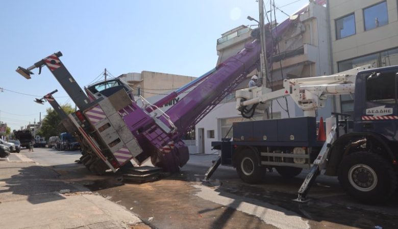 Γερανoφόρο όχημα έπεσε σε οικία στο Περιστέρι – Ένας τραυματίας