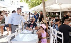 Μητσοτάκης από Σκιάθο: Κλείνουμε τα αυτιά στην τοξικότητα, εργαζόμαστε σκληρά και λύνουμε προβλήματα