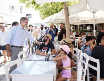 Μητσοτάκης από Σκιάθο: Κλείνουμε τα αυτιά στην τοξικότητα, εργαζόμαστε σκληρά και λύνουμε προβλήματα