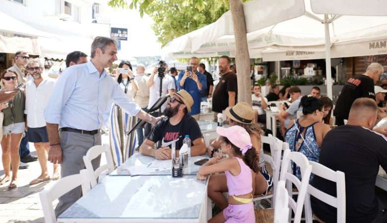 Μητσοτάκης από Σκιάθο: Κλείνουμε τα αυτιά στην τοξικότητα, εργαζόμαστε σκληρά και λύνουμε προβλήματα