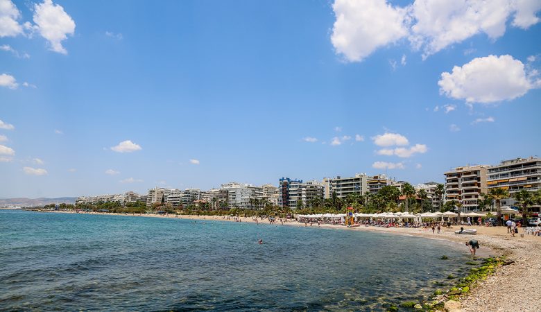 Παραμένει μυστήριο τι συνέβη με το κοριτσάκι που εντοπίστηκε νεκρό στο Παλαιό Φάληρο – Εξετάζεται βίντεο με μία γυναίκα με τρία παιδιά στην παραλία