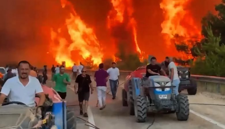 Τέσσερις μεγάλες πυρκαγιές στην Τουρκία – Σκοτώθηκαν πυροσβέστες και εθελοντές, εκκενώθηκαν χωριά
