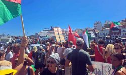 Επεισόδια στο λιμάνι του Αγίου Νικολάου κατά την άφιξη ισραηλινού κρουαζιερόπλοιου – Ύψωσαν πανό και σήκωσαν τη σημαία της Παλαιστίνης