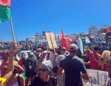 Επεισόδια στο λιμάνι του Αγίου Νικολάου κατά την άφιξη ισραηλινού κρουαζιερόπλοιου – Ύψωσαν πανό και σήκωσαν τη σημαία της Παλαιστίνης