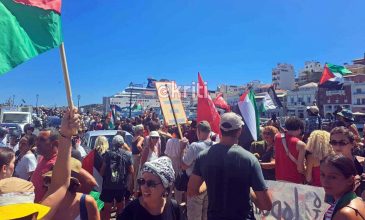 Επεισόδια στο λιμάνι του Αγίου Νικολάου κατά την άφιξη ισραηλινού κρουαζιερόπλοιου – Ύψωσαν πανό και σήκωσαν τη σημαία της Παλαιστίνης