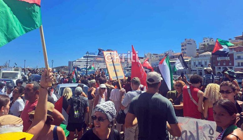 Επεισόδια στο λιμάνι του Αγίου Νικολάου κατά την άφιξη ισραηλινού κρουαζιερόπλοιου – Ύψωσαν πανό και σήκωσαν τη σημαία της Παλαιστίνης