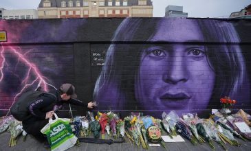 Χιλιάδες θαυμαστές συγκεντρώνονται στο Μπέρμιγχαμ για να αποχαιρετήσουν τον Όζι Όσμπορν – Δείτε live