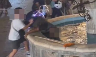 Εισαγγελική παρέμβαση για τον εντοπισμό και τη σύλληψη του νεαρού που έριξε άστεγο στο συντριβάνι στη Ρόδο