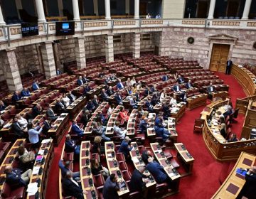 Κυβερνητικές πηγές: Η απαιτούμενη απαρτία για τη λήψη απόφασης της Βουλής προϋποθέτει την παρουσία 75 βουλευτών