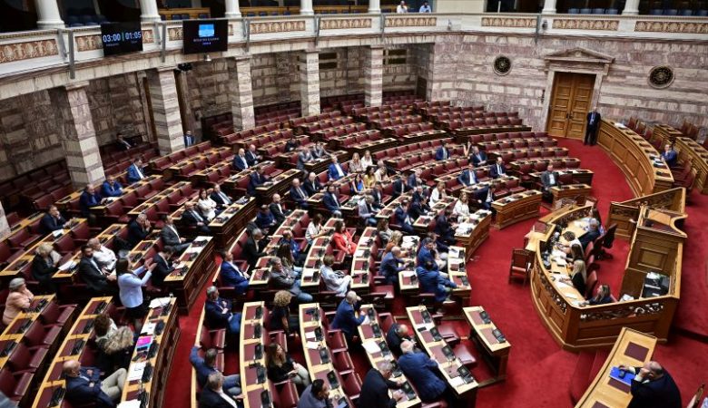 Κυβερνητικές πηγές: Η απαιτούμενη απαρτία για τη λήψη απόφασης της Βουλής προϋποθέτει την παρουσία 75 βουλευτών