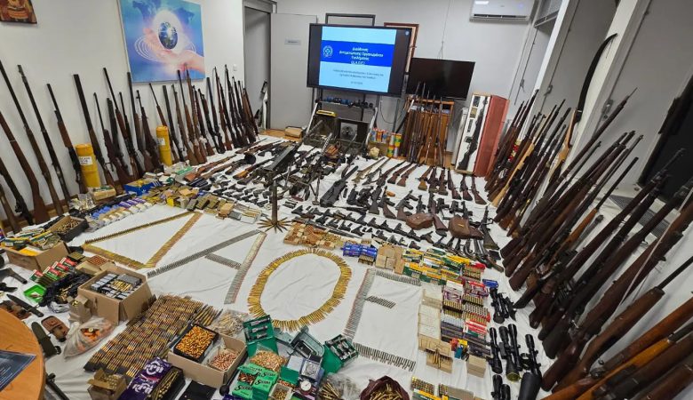Προετοιμασμένος… για «πόλεμο» ο απόστρατος της Πολεμικής Αεροπορίας που συνελήφθη στο Κιάτο – Δείτε φωτογραφίες