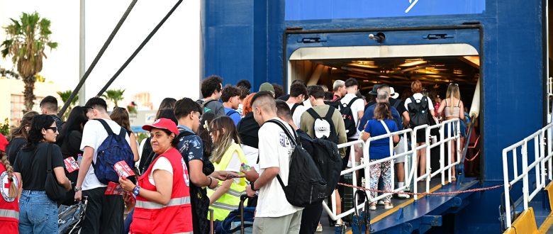 Όπου «φύγει-φύγει» για τους αδειούχους του Αυγούστου – Ουρές στο λιμάνι του Πειραιά