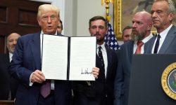 Ο Τραμπ προχωρά στην επιβολή επιπρόσθετων δασμών σε δεκάδες χώρες – Τι ισχύει για ΕΕ και Καναδά