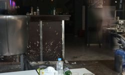 Έκρηξη σε καφετέρια στον Άγιο Παντελεήμονα – Δύο τραυματίες, εντοπίστηκαν υπολείμματα χειροβομβίδας