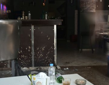 Έκρηξη σε καφετέρια στον Άγιο Παντελεήμονα – Δύο τραυματίες, εντοπίστηκαν υπολείμματα χειροβομβίδας