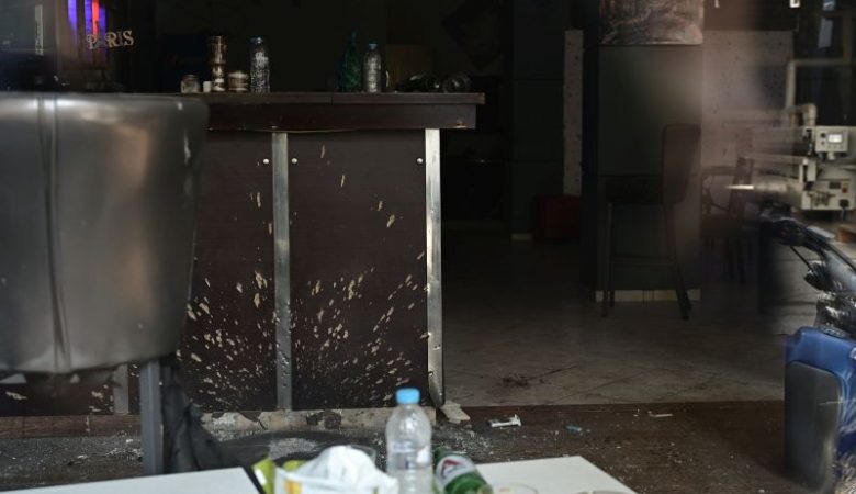 Έκρηξη σε καφετέρια στον Άγιο Παντελεήμονα – Δύο τραυματίες, εντοπίστηκαν υπολείμματα χειροβομβίδας