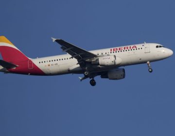 Εβραίοι επιβάτες της Iberia πήραν δίσκους φαγητού με το σύνθημα «Free Palestine»
