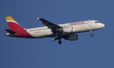 Εβραίοι επιβάτες της Iberia πήραν δίσκους φαγητού με το σύνθημα «Free Palestine»