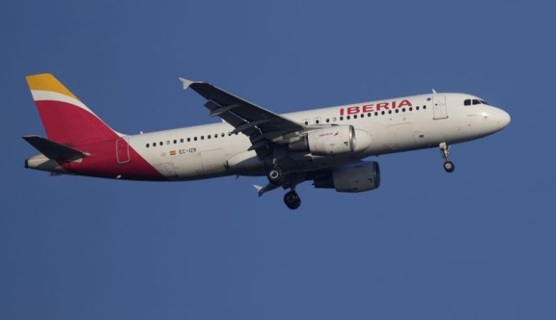Εβραίοι επιβάτες της Iberia πήραν δίσκους φαγητού με το σύνθημα «Free Palestine»