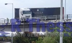 Νταλίκα κρέμεται στον αέρα στην ε.ο Αθηνών-Θεσσαλονίκης – Δεν τραυματίστηκε ο οδηγός