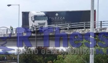 Νταλίκα κρέμεται στον αέρα στην ε.ο Αθηνών-Θεσσαλονίκης – Δεν τραυματίστηκε ο οδηγός