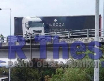 Νταλίκα κρέμεται στον αέρα στην ε.ο Αθηνών-Θεσσαλονίκης – Δεν τραυματίστηκε ο οδηγός