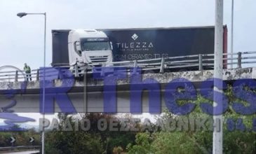 Νταλίκα κρέμεται στον αέρα στην ε.ο Αθηνών-Θεσσαλονίκης – Δεν τραυματίστηκε ο οδηγός