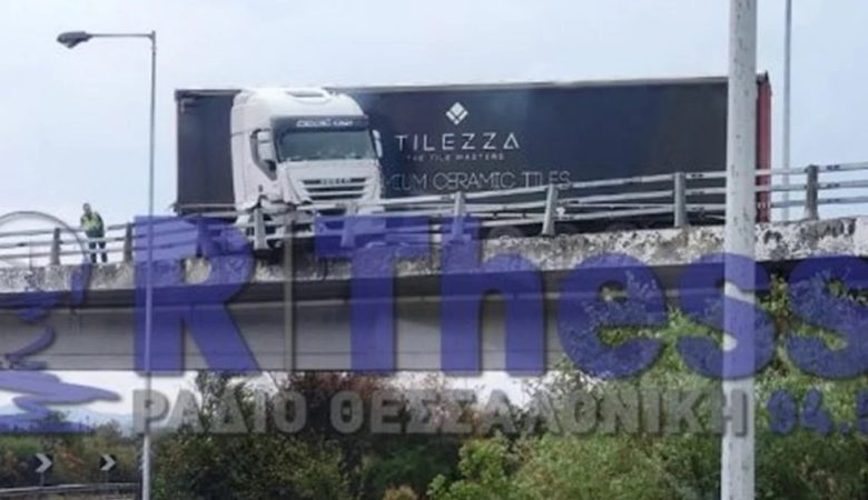 Νταλίκα κρέμεται στον αέρα στην ε.ο Αθηνών-Θεσσαλονίκης – Δεν τραυματίστηκε ο οδηγός