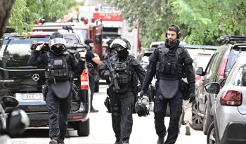 Συνελήφθη ο 57χρονος που είχε ταμπουρωθεί στο σπίτι του στον Χολαργό – Είχε ρίξει μολότοφ σε αστυνομικούς