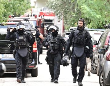 Συνελήφθη ο 57χρονος που είχε ταμπουρωθεί στο σπίτι του στον Χολαργό – Είχε ρίξει μολότοφ σε αστυνομικούς