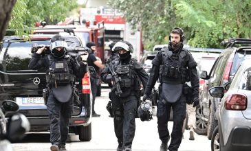 Συνελήφθη ο 57χρονος που είχε ταμπουρωθεί στο σπίτι του στον Χολαργό – Είχε ρίξει μολότοφ σε αστυνομικούς
