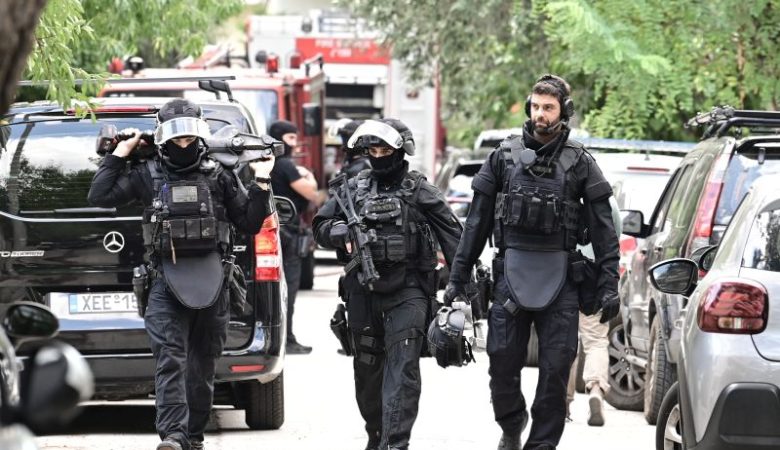 Συνελήφθη ο 57χρονος που είχε ταμπουρωθεί στο σπίτι του στον Χολαργό – Είχε ρίξει μολότοφ σε αστυνομικούς